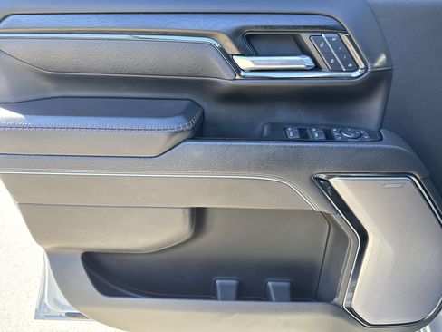 Used 2024 GMC Sierra 2500 AT4X image 14