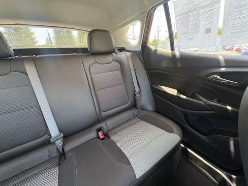 Used 2025 Chevrolet Trax LT FWD image 36