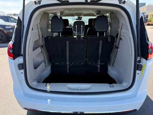 Certified 2023 Chrysler Pacifica Touring-L FWD image 33