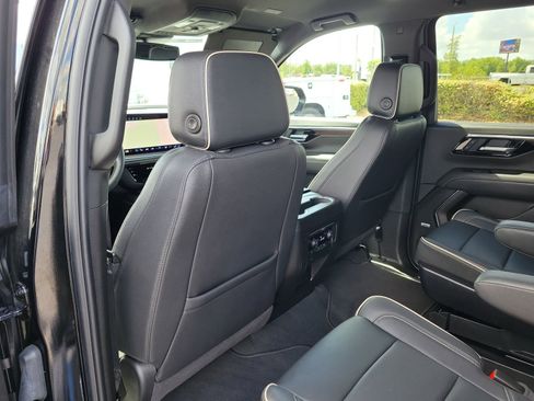 Used 2025 Chevrolet Suburban Premier AWD/4WD image 10