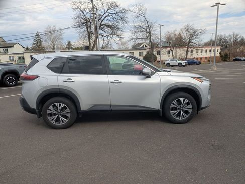 Used 2023 Nissan Rogue SV image 4