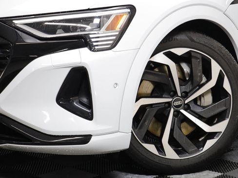 Used 2024 Audi Q8 e-tron Prestige w/ Prestige Package image 3