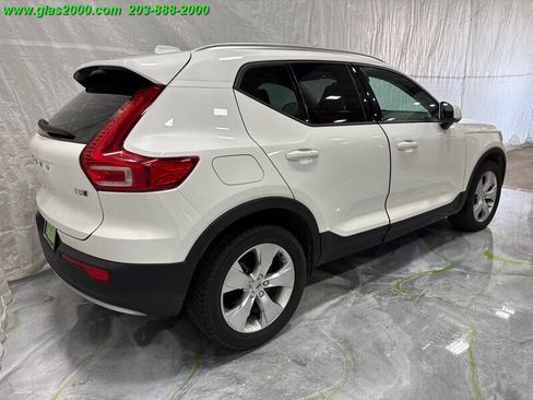 Used 2022 Volvo XC40 T5 Momentum image 8