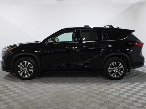 Certified 2022 Toyota Highlander XLE image 3