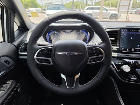 Certified 2026 Chrysler Pacifica Limited FWD image 14
