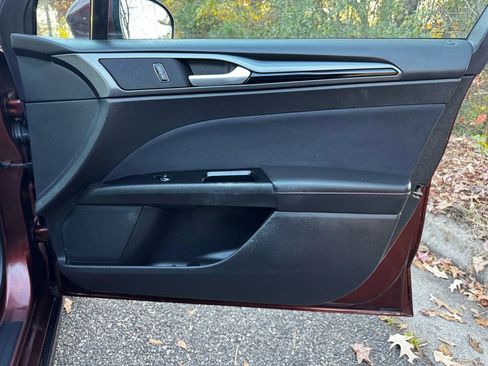 Used 2016 Ford Fusion SE w/ Equipment Group 201A image 11