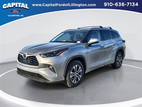 Used 2022 Toyota Highlander XLE image 1