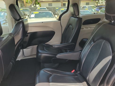 Used 2022 Chrysler Pacifica Touring-L FWD image 13