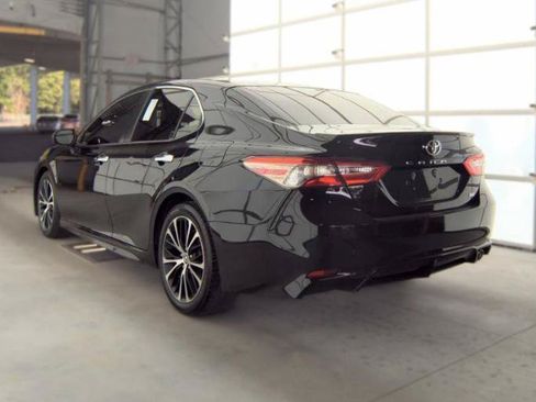 Used 2019 Toyota Camry SE FWD image 3