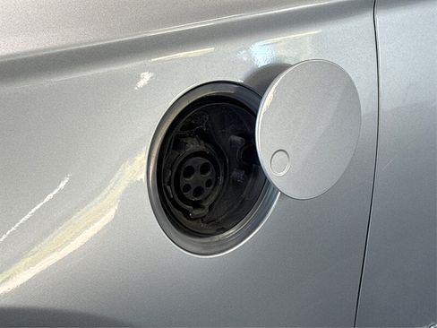 Used 2015 Ford Fusion Energi Titanium FWD image 17