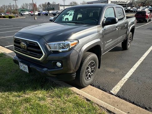 Used 2018 Toyota Tacoma SR5 image 3