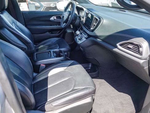 Used 2022 Chrysler Pacifica Touring-L w/ S Appearance Package FWD image 15