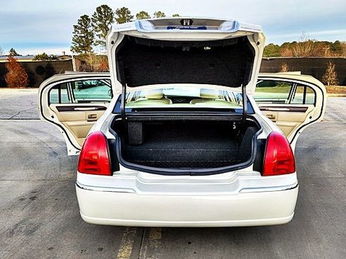 Used 2006 Lincoln Town Car Signature Limited image 20