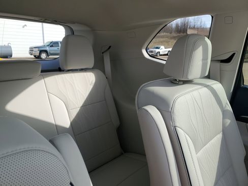 Used 2025 Buick Enclave Avenir image 15