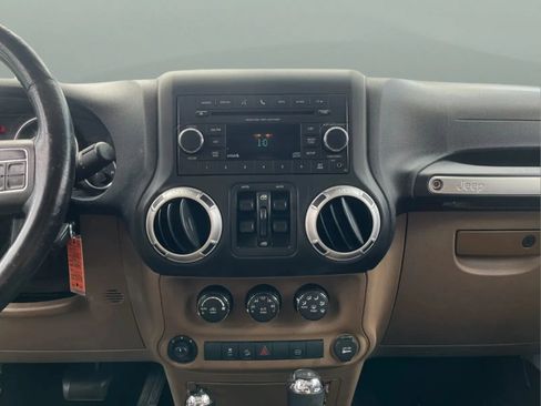 Used 2012 Jeep Wrangler Unlimited Sahara w/ Connectivity Group AWD/4WD image 10