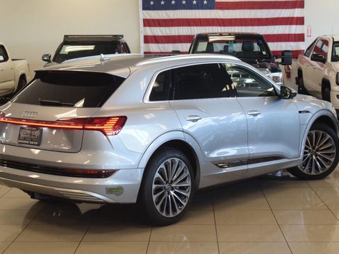 Used 2019 Audi e-tron Prestige w/ Prestige Package AWD/4WD image 35