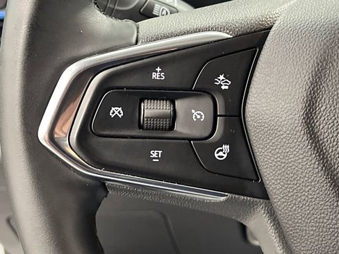 Used 2025 Chevrolet Trax LT w/ LT Convenience Package FWD image 38