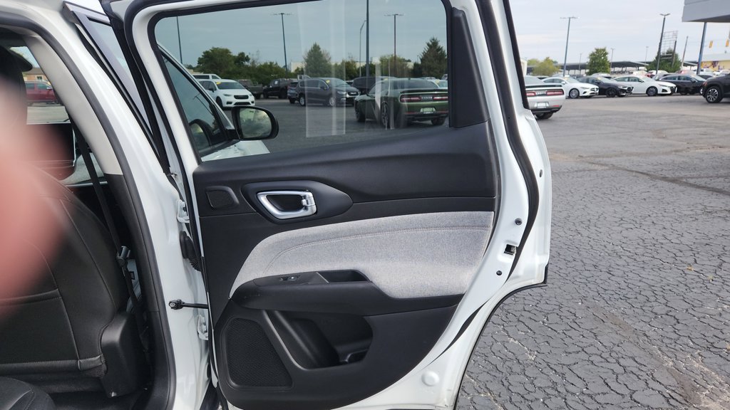 Used 2022 Jeep Compass Latitude w/ Sun and Sound Group AWD/4WD image 12
