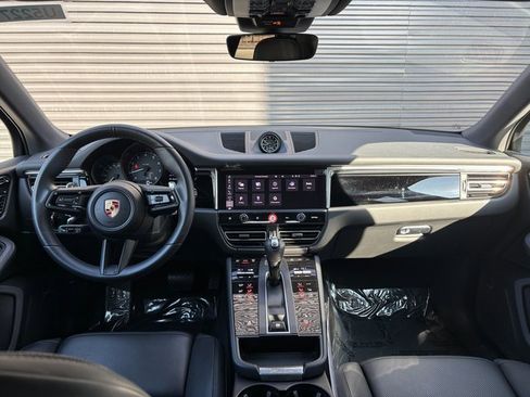 Certified 2025 Porsche Macan image 13