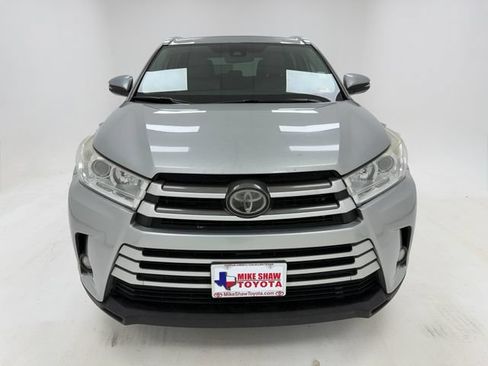Used 2019 Toyota Highlander XLE FWD image 3