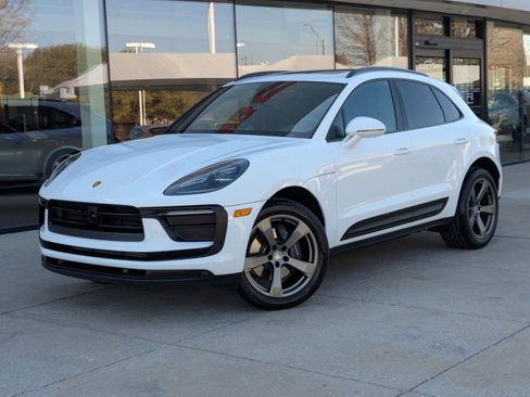 Certified 2025 Porsche Macan AWD/4WD image 1
