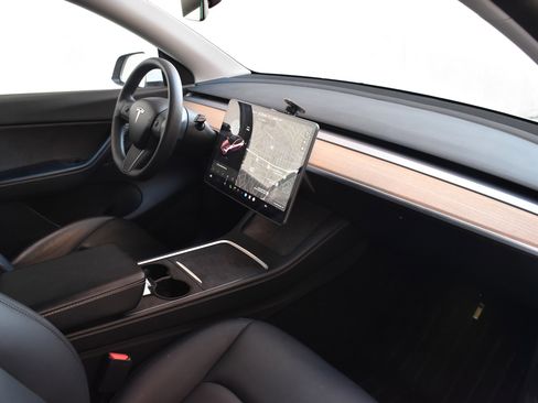 Used 2021 Tesla Model Y Long Range image 23