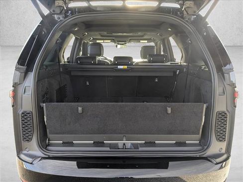 Used 2024 Land Rover Discovery Metropolitan Edition image 6