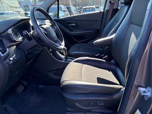 Used 2021 Chevrolet Trax LT w/ Driver Confidence Package image 8