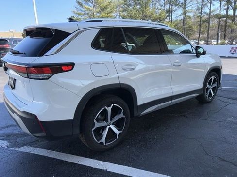 Certified 2025 Volkswagen Tiguan SE image 8