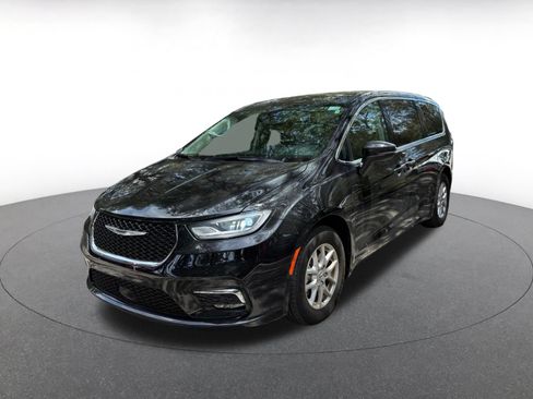 Used 2023 Chrysler Pacifica Touring-L FWD image 4