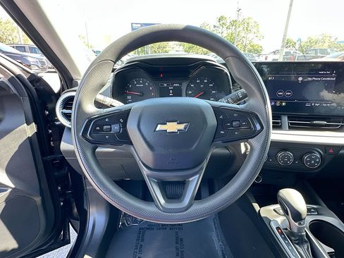 Used 2024 Chevrolet Trax LS w/ LS Convenience Package FWD image 11