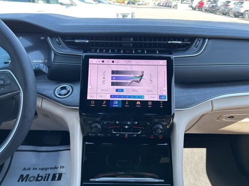 Used 2024 Jeep Grand Cherokee Limited w/ Luxury Tech Group II image 18