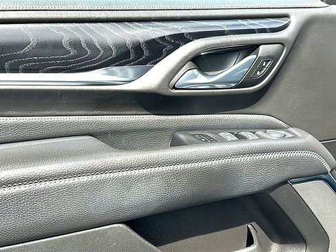 Used 2023 GMC Yukon XL Denali image 17