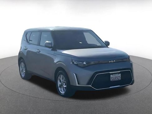 Used 2025 Kia Soul LX w/ LX Technology Package image 2