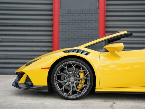 Used 2022 Lamborghini Huracan EVO RWD image 3