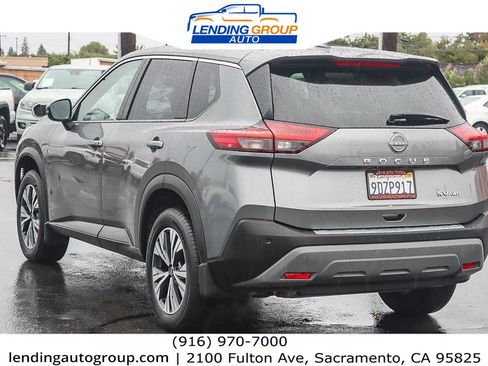 Used 2023 Nissan Rogue SV image 2