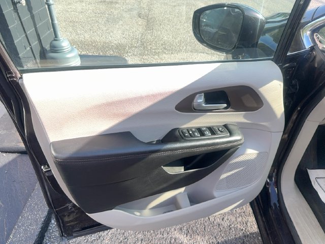 Used 2019 Chrysler Pacifica Touring-L FWD image 17