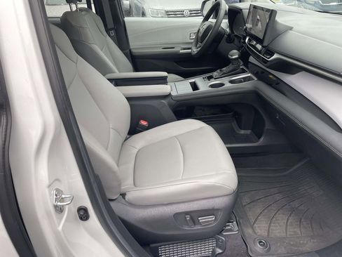 Used 2025 Toyota Sienna XLE image 48