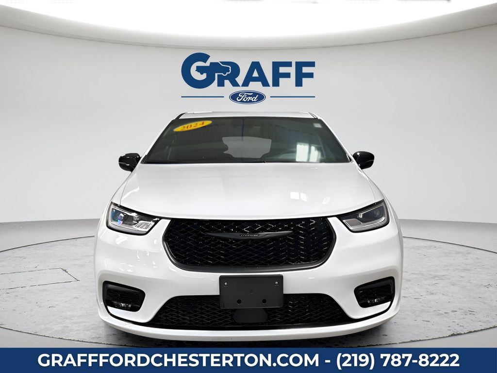 Used 2024 Chrysler Pacifica Limited FWD image 2