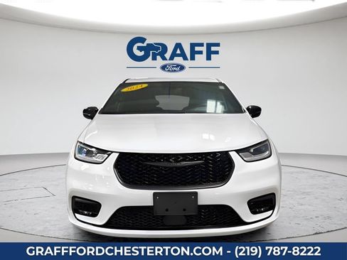 Used 2024 Chrysler Pacifica Limited FWD image 2