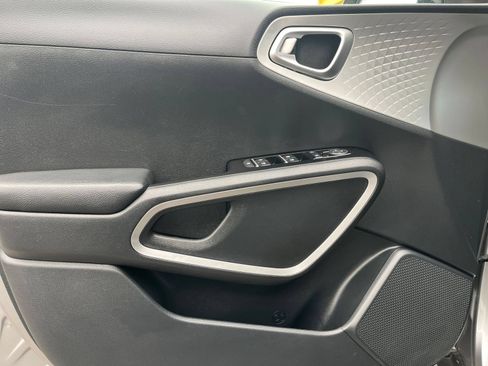 Used 2025 Kia Soul LX w/ LX Technology Package FWD image 18