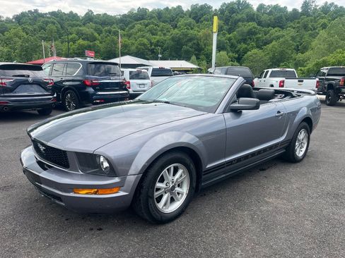 Used 2006 Ford Mustang Convertible RWD image 2