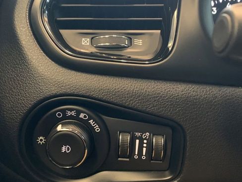 Used 2022 Jeep Renegade Altitude w/ Convenience Group image 12