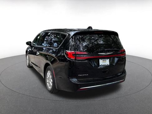 Used 2025 Chrysler Pacifica Select FWD image 5
