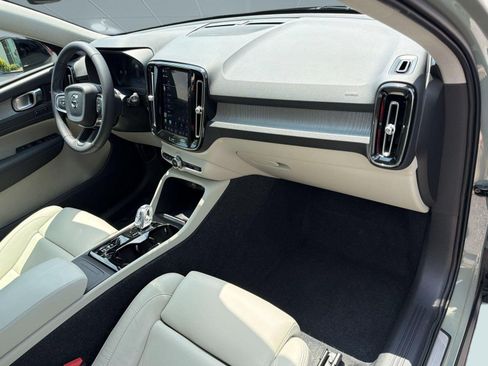 Certified 2023 Volvo XC40 B5 Ultimate w/ Protection Package Premier AWD/4WD image 31