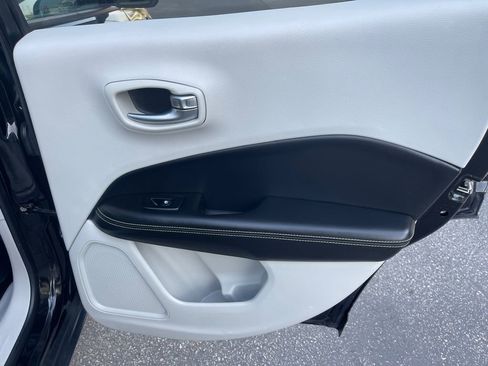 Used 2019 Jeep Compass Latitude image 18