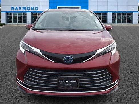 Used 2021 Toyota Sienna Limited image 8