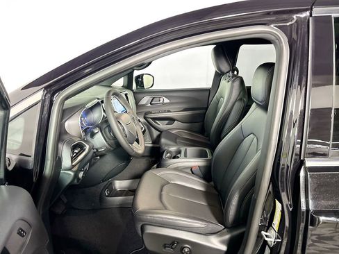 New 2026 Chrysler Pacifica Select AWD/4WD image 11