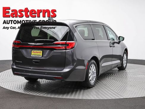 Used 2023 Chrysler Pacifica Touring-L FWD image 5