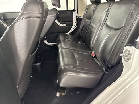 Used 2017 Jeep Wrangler Unlimited Sahara w/ Mopar Chrome Edition Group AWD/4WD image 19